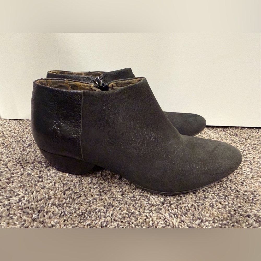 Fly London women’s black ankle heeled bootie size 36